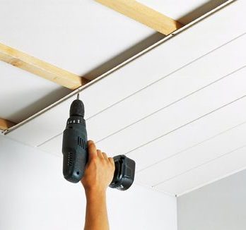 Comment mettre du lambris PVC au plafond ?