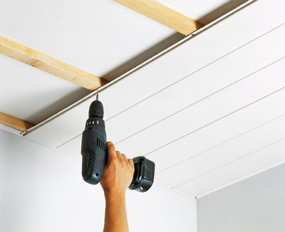 Comment mettre du lambris PVC au plafond ?