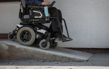 Dimensions, matériau, prix, comment choisir votre rampe d’accès pour handicapés ?