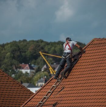 Faire appel à un couvreur pour nettoyer sa toiture : un choix judicieux