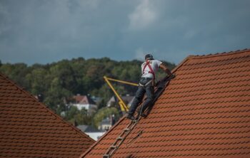 Faire appel à un couvreur pour nettoyer sa toiture : un choix judicieux